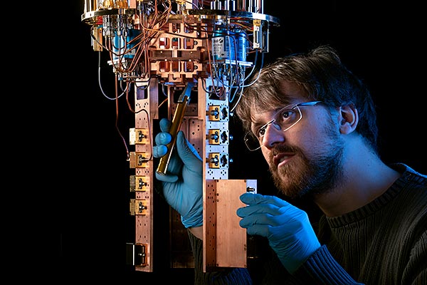 Romain Albert utilisant le cryostat de Silent Waves | technologies quantiques, Grenoble